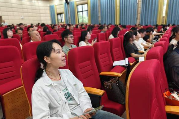 数字素养提高等进阶课更特设心理健康教育等年代必修课
