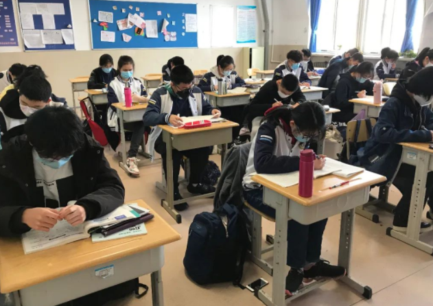 打破传统讲堂壁垒让师友合作成为提升教学质量的核心引擎