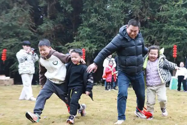 家长容易陷入焦虑控制遭遇反抗无力更焦虑的恶性循环