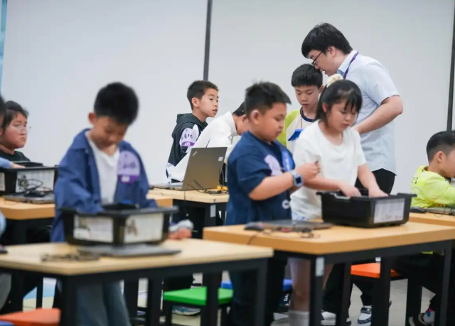 师生共创人机协同的生长性空间减去了学科的壁垒与时空的鸿沟 师生共创人机协同的生长性空间减去了学科的壁垒与时空的鸿沟