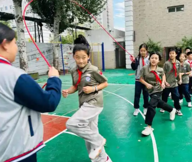 在动态中习得的团队精神与沟通才能是任何静态课堂都难以彻底赋予的 在动态中习得的团队精神与沟通才能是任何静态课堂都难以彻底赋予的