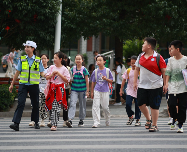 卡通图示生动形式协助小学生文明出行切实提高避险能力 卡通图示生动形式协助小学生文明出行切实提高避险能力