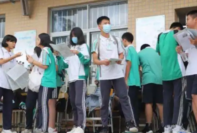 不想趁波逐浪向往着大学校园门这类学生有上进心 不想趁波逐浪向往着大学校园门这类学生有上进心