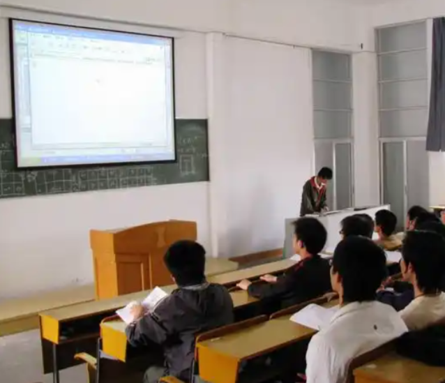 观看缺少互动也缺少全班同学同在一个讲堂空间学习的亲切感