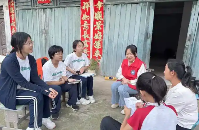 学子们用真挚与热心为的孩子们打开了一扇通往更广阔世界的窗 学子们用真挚与热心为的孩子们打开了一扇通往更广阔世界的窗