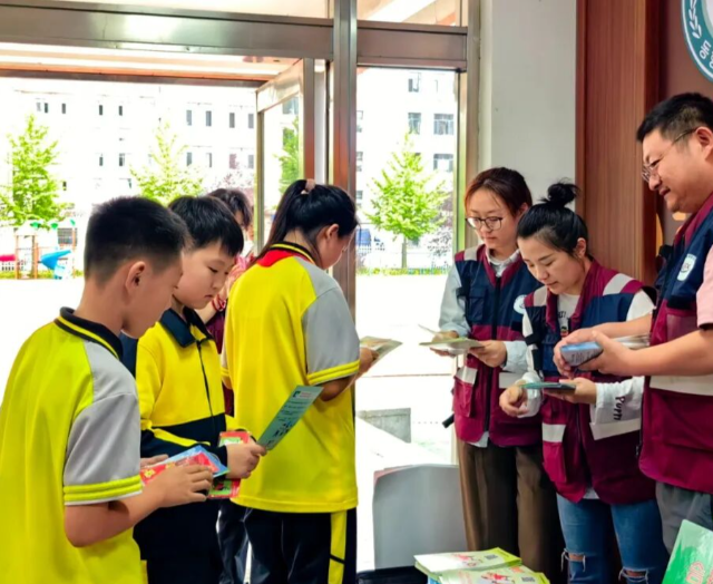 跨龄沟通让教师意外的是小学生们对活动的热心远超预期